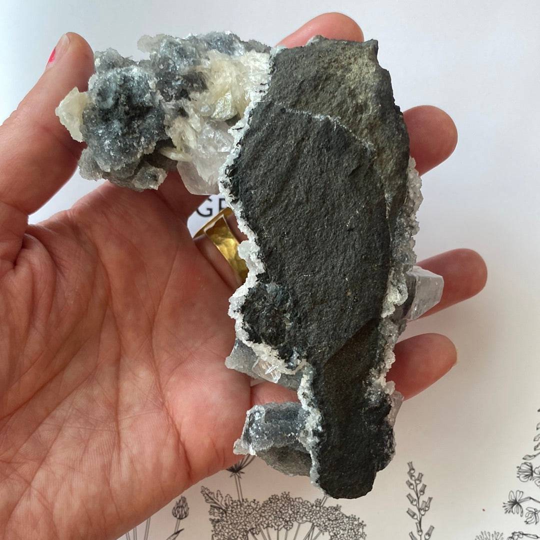 Druzy Chalcedony Stalactite with apophyllite and stilbite 206 g - Moon Room Shop and Wellness