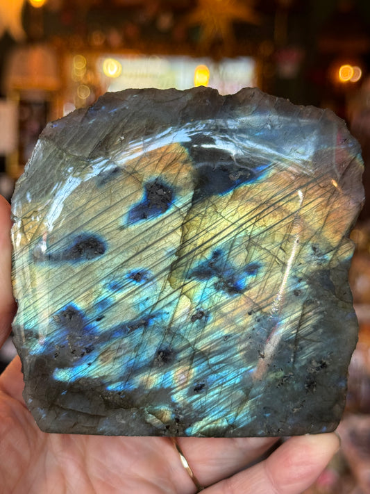Labradorite Freeform w Natural Back 423 g - Madagascar