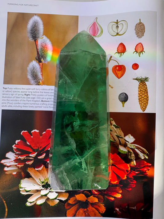 Green Fluorite Tower U.V. Reactive 399 g Argentina - Moon Room Shop and Wellness